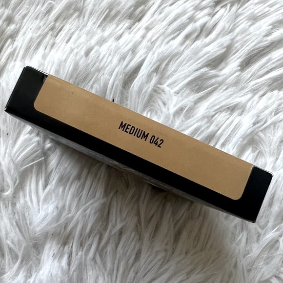 KVD Good Apple Lightweight Foundation shade 042 medium with warm undertones - Picture 5 of 9